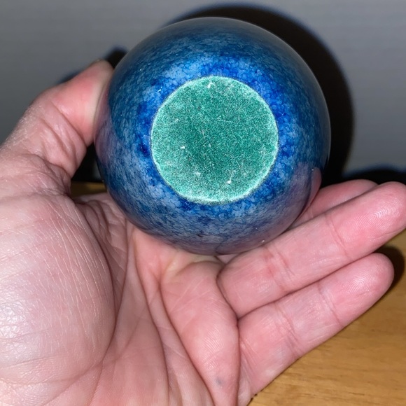 Marble apple paperweight blue marble and brass stem and leaf. 1960’s - Picture 3 of 3